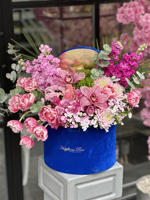 Mavi Kadife Mega Kutuda Pembe Laleler ile Aranjman