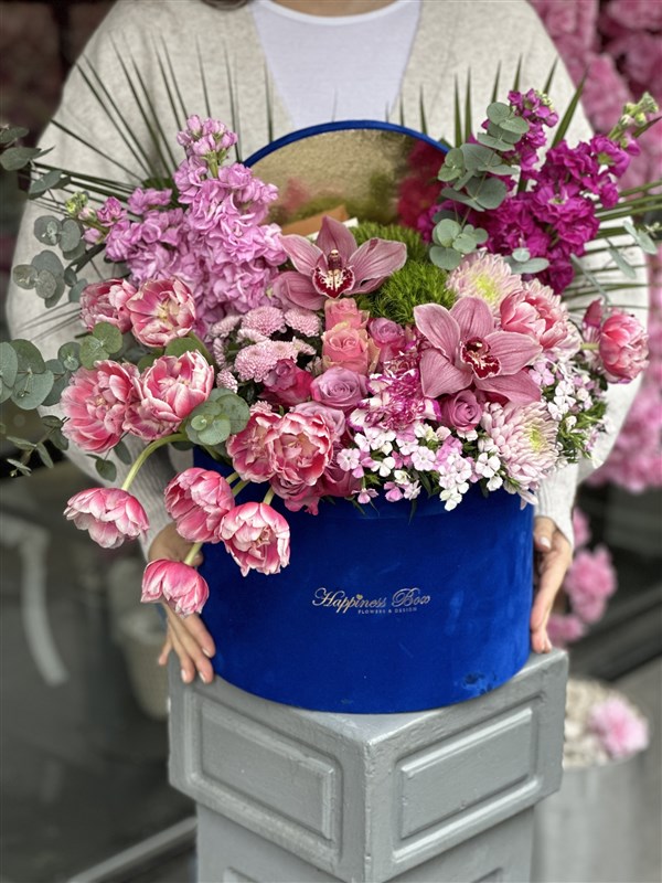 Mavi Kadife Mega Kutuda Pembe Laleler ile Aranjman