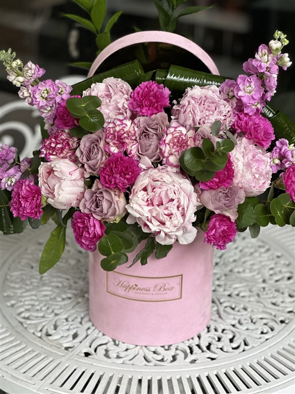 Pembe Kadife Kutuda Şakayıklar ve Güller