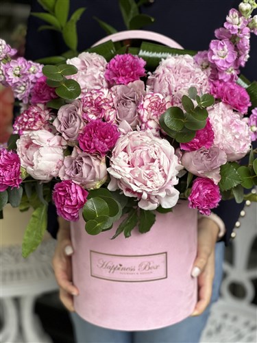 Pembe Kadife Kutuda Şakayıklar ve Güller