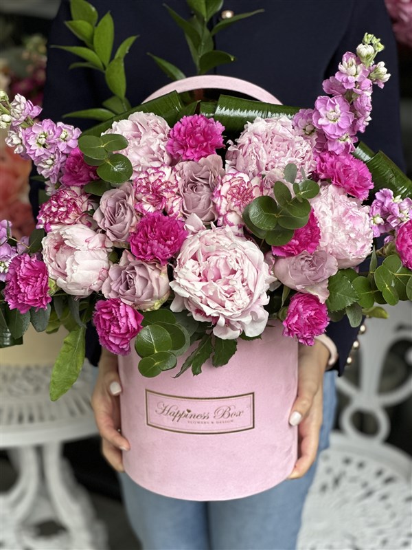 Pembe Kadife Kutuda Şakayıklar ve Güller