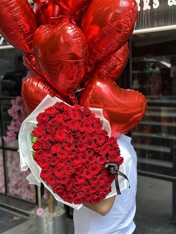 Chiara 100 Kırmızı Gül Buketi ve Kalpli Balon Demeti