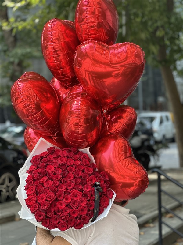 Chiara 100 Kırmızı Gül Buketi ve Kalpli Balon Demeti