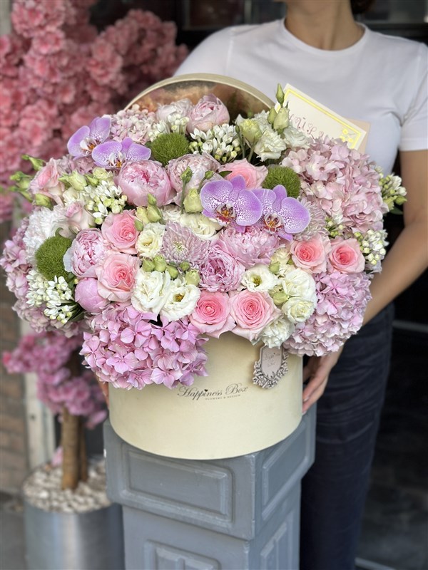 Elisa Krem Kadife Kutuda Ortancalar ve Pembe Lila Çiçekler