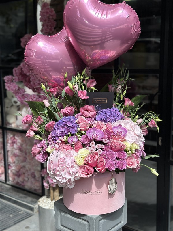 Grand Deluxe Kutuda Pembe Aranjman ve Balonlar