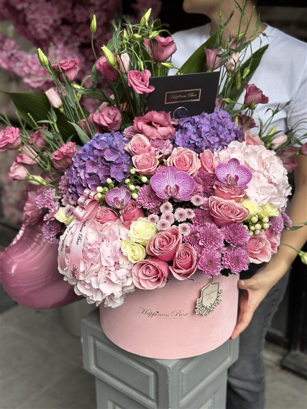 Grand Deluxe Kutuda Pembe Aranjman ve Balonlar