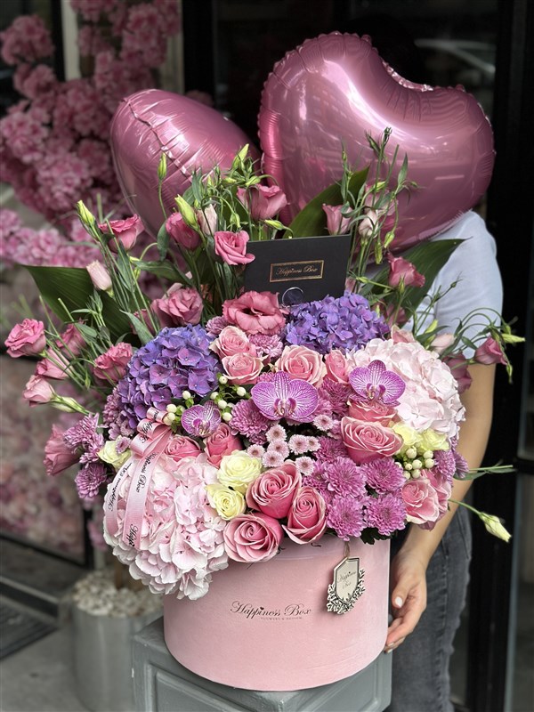 Grand Deluxe Kutuda Pembe Aranjman ve Balonlar