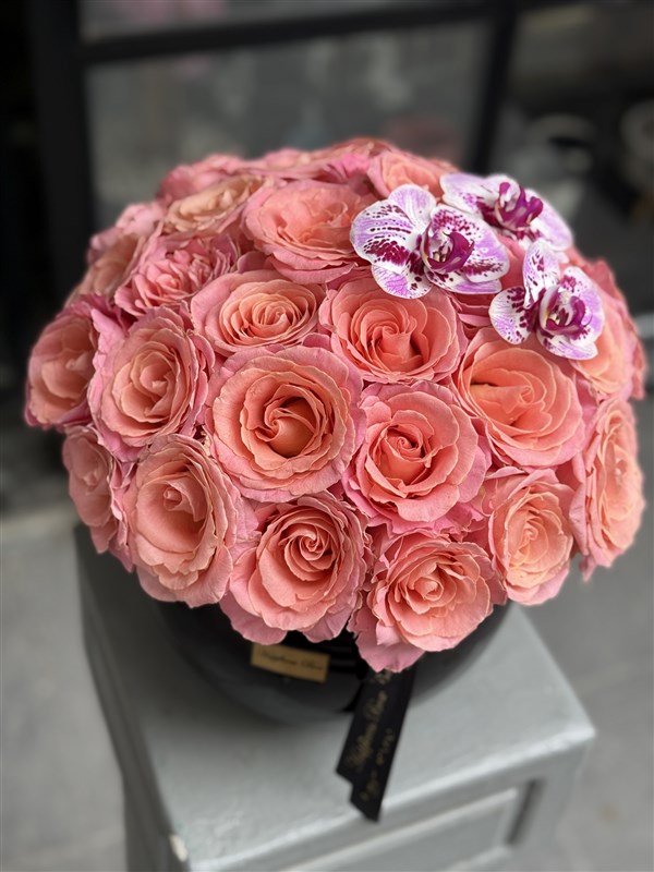 Siyah Cam Vazoda Somon Güller