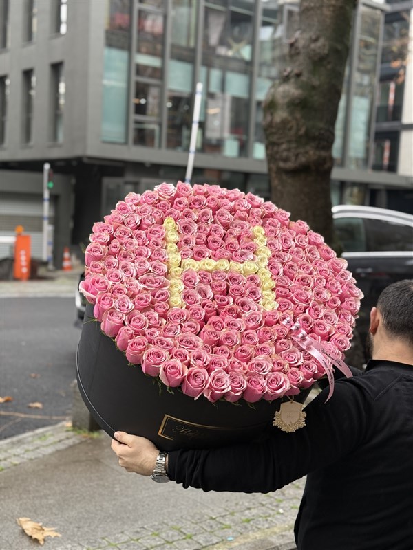 Luxury Dev Kutuda Pembe Güller ve Harf