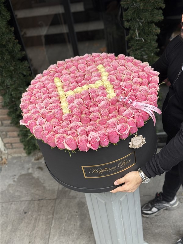 Luxury Dev Kutuda Pembe Güller ve Harf