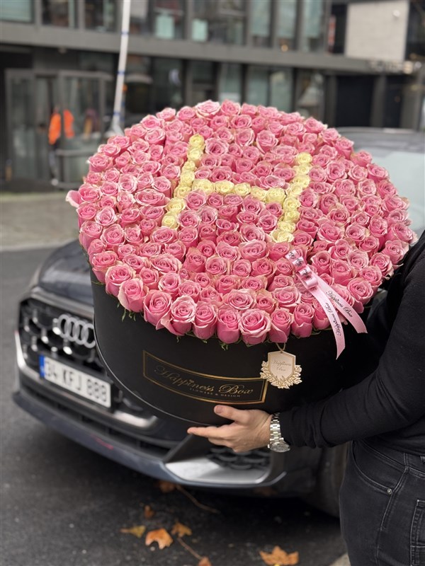 Luxury Dev Kutuda Pembe Güller ve Harf