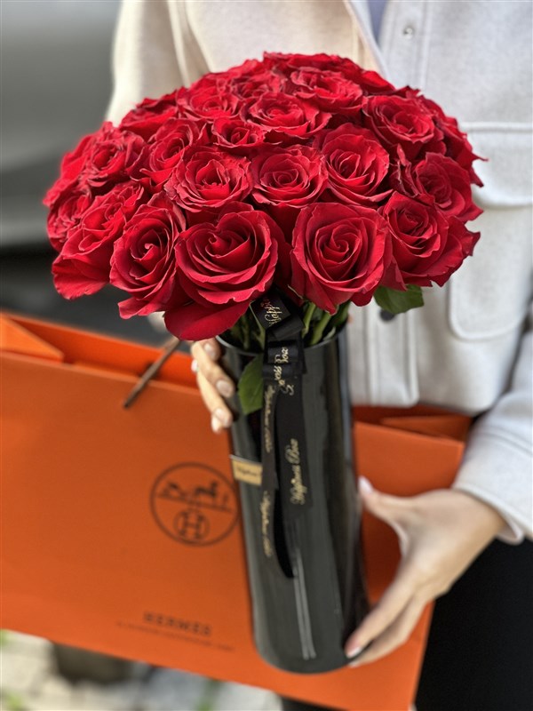 Siyah Cam Vazoda Kırmızı Ekvator Gülleri