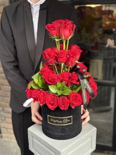 Aşk Şelalesi Siyah Kutuda Kırmızı Güller