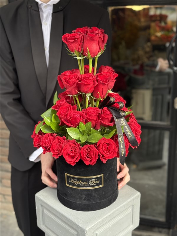 Aşk Şelalesi Siyah Kutuda Kırmızı Güller