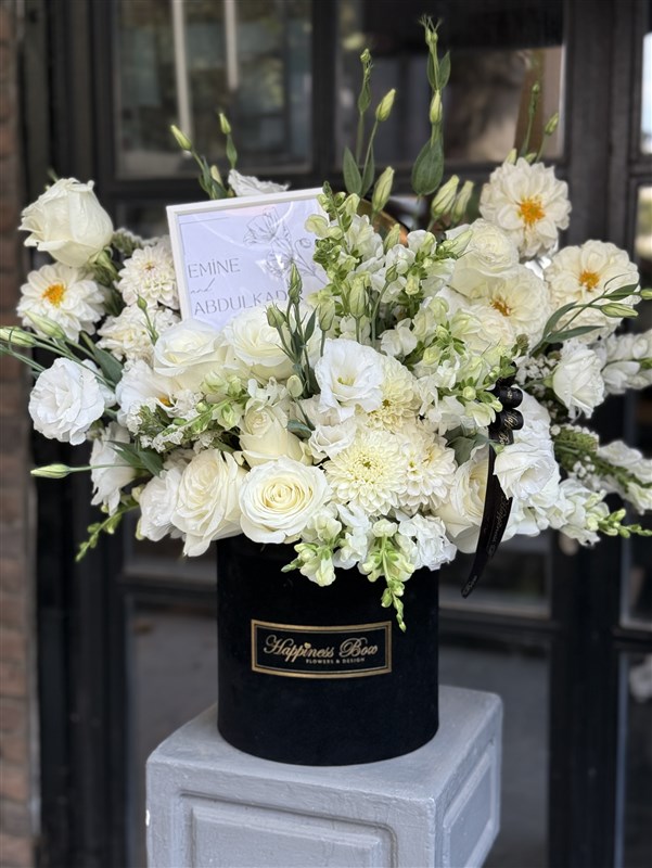 Black Velvet Deluxe Kutuda Beyaz Düşler Aranjmanı