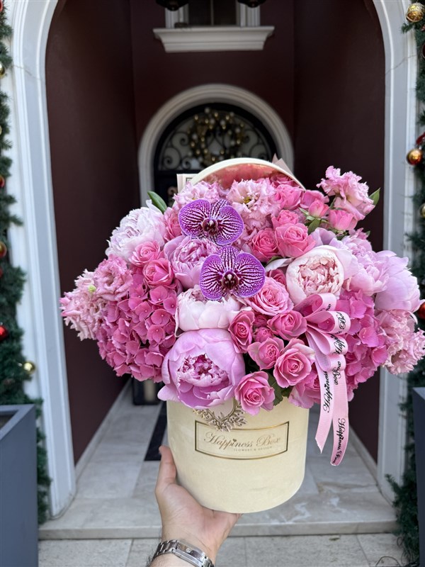 Isabella Krem Kadife Kutuda Pembe Şakayıklar ve Ortanca