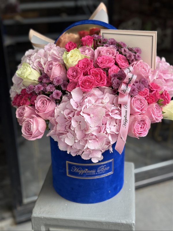 Mavi Kadife Kutuda Pembe Ortanca ve Güller