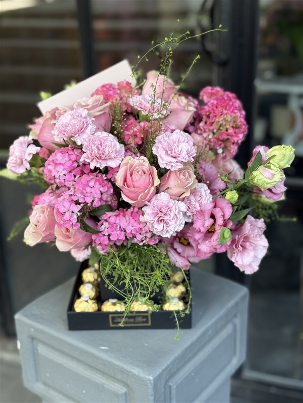 Valeria Tasarım Kutuda Pembe Çiçekler ve Çikolatalar