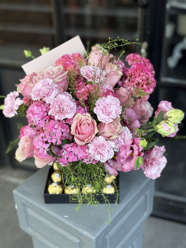 Valeria Tasarım Kutuda Pembe Çiçekler ve Çikolatalar