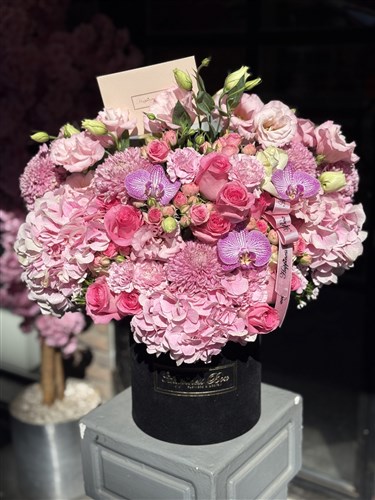 Angelina Siyah Kadife Kutuda Pembe Ortancalar ve Güller