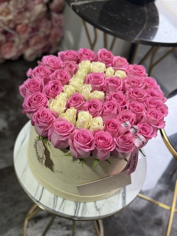 Bej Kadife Kutuda Pembe Güller ve Harf