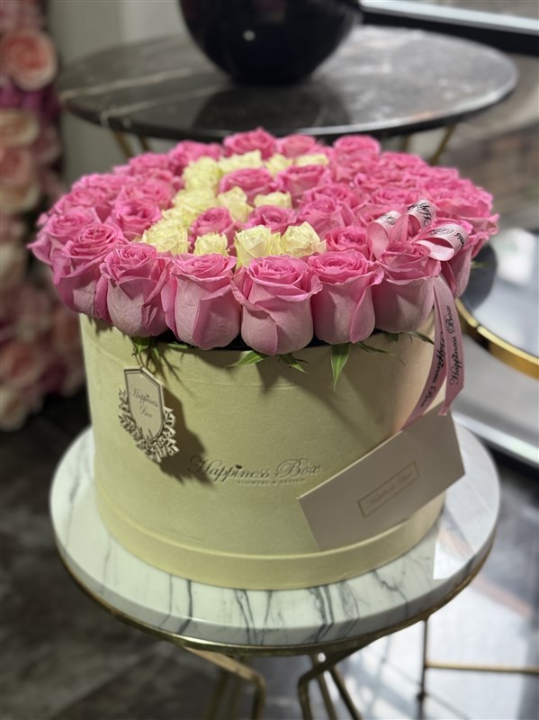 Bej Kadife Kutuda Pembe Güller ve Harf