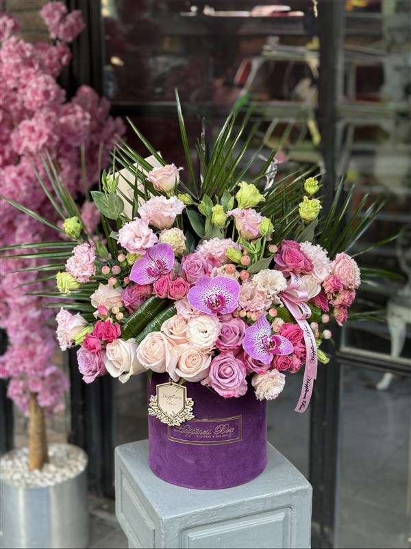 Ermou Mor Kadife Kutuda Pembe Çiçekler