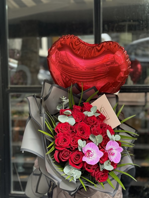 Valentine Gül Buketi ve Kalpli Balon