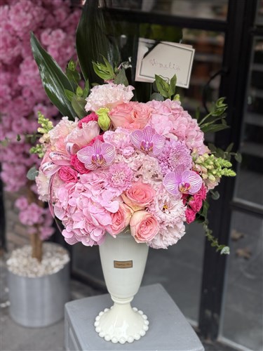 Amelia Krem Vazoda Pembe Çiçekler