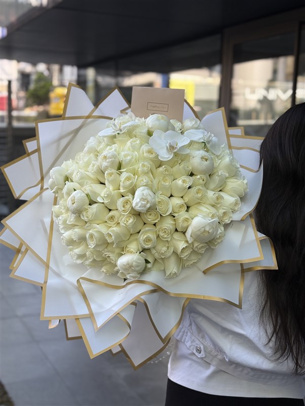 Luxury 100 Beyaz Güller ve Şakayıklar