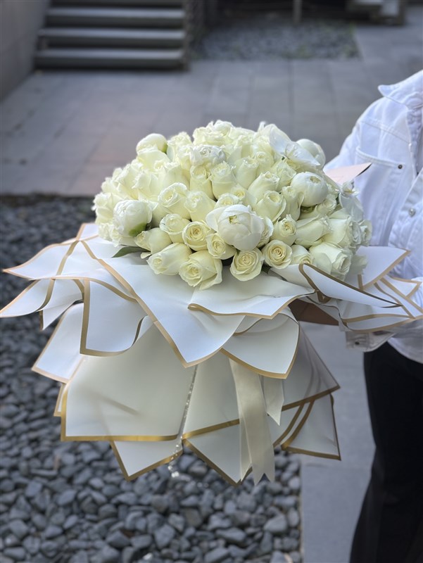 Luxury 100 Beyaz Güller ve Şakayıklar