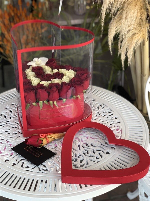 Kırmızı Kalp Asetat Kutuda Kırmızı Beyaz Güller