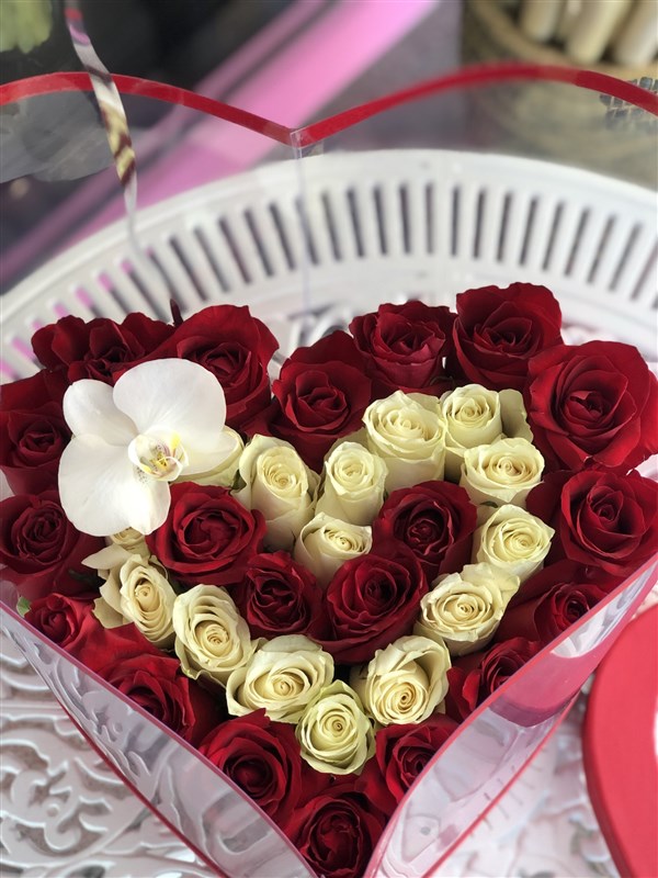 Kırmızı Kalp Asetat Kutuda Kırmızı Beyaz Güller