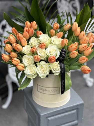 Bej Deluxe Kutuda Turuncu Laleler ve Beyaz Güller