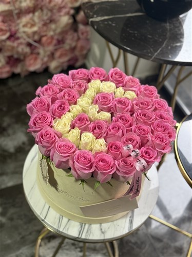 Bej Kadife Kutuda Pembe Güller ve Harf