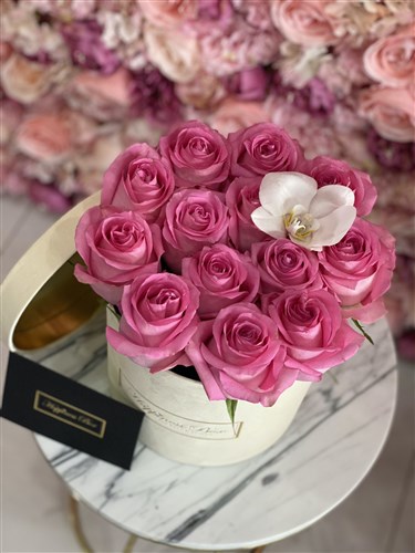 Bej Orta Boy Silindir Kutuda Pembe İthal Güller