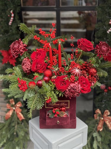 Bordo Kadife Kutuda Yeni Yıl Aranjmanı ve Kırmızı Mumlar