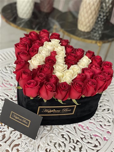 Siyah Kadife Kalpli Kutuda Kırmızı Güller Ve Harf