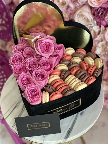 Büyük Siyah Kalpli Kutuda Pembe Güller ve Macaronlar