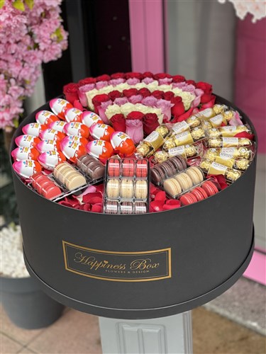 Dev Boy Kutuda Çikolata Bombası ve Renkli Güller