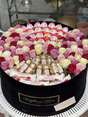 Dev Kutuda Renkli Güller ve Çikolatalar