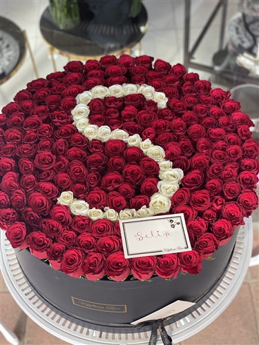 Dev Kutuda Yüzlerce Gül ile Harf