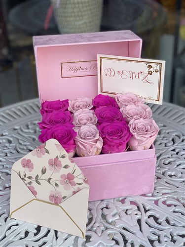 Dikdörtgen Kapaklı Kutuda Solmayan Güller