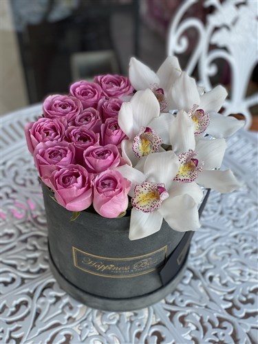 Füme Kutuda Pembe Güller ve Cymbidium