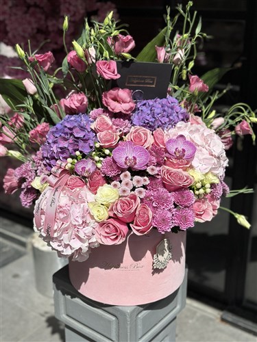 Grand Deluxe Kutuda Pembe Aranjman ve Balonlar