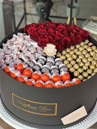 Grand Dev Kutuda Güller ve Çikolatalar