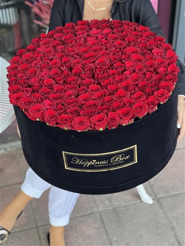 Dev Kutuda Yüzlerce Gül