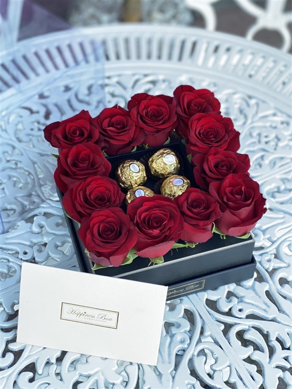 Kare Şeffaf Kutuda Kırmızı Güller ve Çikolatalar