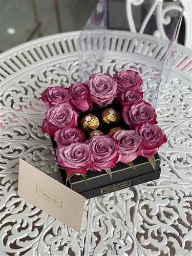Kare Şeffaf Kutuda Lila Güller ve. Çikolatalar