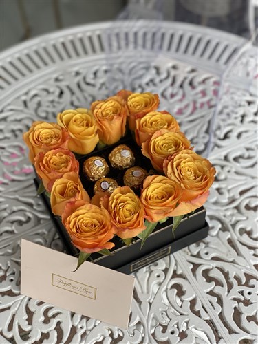 Kare Şeffaf Kutuda Turuncu Güller ve Çikolatalar